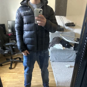 Sail racing jacka - Hej! Säljer nu min sail racing jacka pga att den inte används längre. Ny sån här jacka går för 4200kr. Finns inga skador på den, inget fel. Priset är inte fast i Sten. Skriv gärna om du har några frågor.