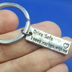 Nyckelring - Drive safe, i need you here with me - En nyckelring att ge till någon du älskar. Nyckelringen består av en metallbricka med texten: Drive safe, i need you here with me. Mått på själva brickan är: 3 × 1 cm. Längd på hela nyckelringen är 5.8 cm