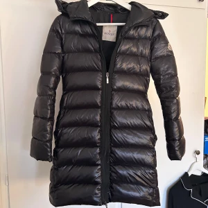 Moncler jacka  - Moncler jacka i lång modell, storlek xs men passar S också. Skriv om fler bilder vid intresse! (Äkta päls samt bälte får man till)    Skriv till mig angående bild med jackan på💕