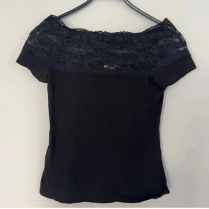 Off shoulder spets topp h&m  - Säljer även i två andra färger!! Köp 2 för 500kr! Den super populära spets toppen från h&m i svart. Storlek s. Köp sker via köp nu, jag postar inom 24h. Kvar tills vi 