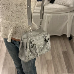 Väska  - Snygg väska med paljetter🩶 använd gärna köp nu! Oanvänd 