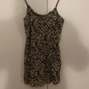 Klänning från pieces  - Var egentligen lång men har klippt av så att det blev en miniklänning. Bra skick annars. Zebra i svart och beige. Strl s. Ganska kort
