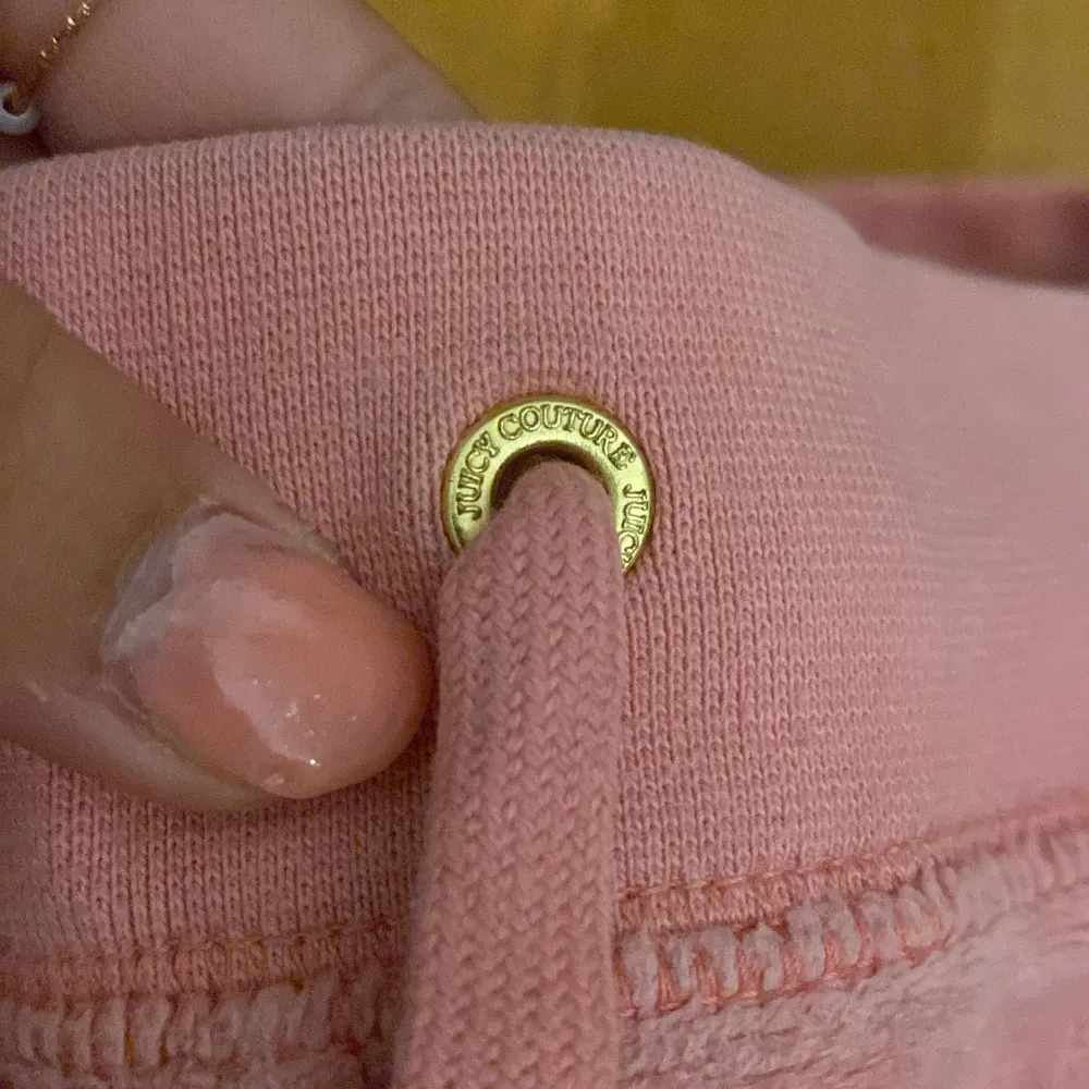 Säljer ett par supermysiga rosa mjukisbyxor från Juicy Couture. De har en loose passform och är perfekta för chill dagar hemma. Byxorna har snörning i midjan och ett glittrigt 'Juicy' tryck på ena benet. Materialet är mjukt och skönt, perfekt för att mysa i. 🩷. Jeans & Byxor.