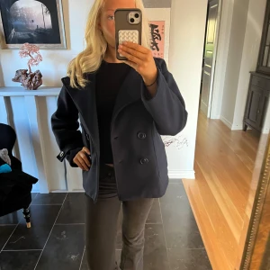 En fin marinblå kappa ifrån design by si  - Kappan är i bra skick, passar till kallare höst 🍂 