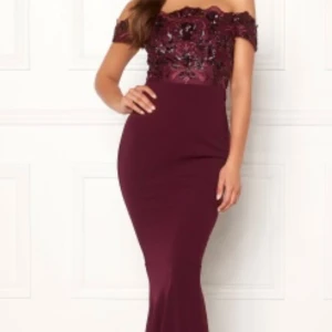 Vinröd klänning  - Klänning är i fin skick och figursydd för att framhäva kroppsform. Storlek 40 men kan även passa 38. Bilder kan skickas vid intresse. 