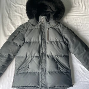 Moose knuckles jacka 3Q - Säljer nu min moose jacka då det är dags för något nytt, köpt för 12000 kvitto finns från nk i Göteborg samt alla orginal tags, jackan finns i Stockholm och kan mötas. Jackan är i gott skick med minimala slitningar. 