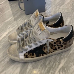 Golden Goose Leopard - Ett par Golden Goose i de trendiga Glamour leopard mönstret, Dessa är skitsnygga men har tyvärr tröttnat på dom. Köpte dom här på Plick lite innan sommarn för runt 3500kr. Säljer snabbt o billigt för 1900 Bara att höra av dig🥰