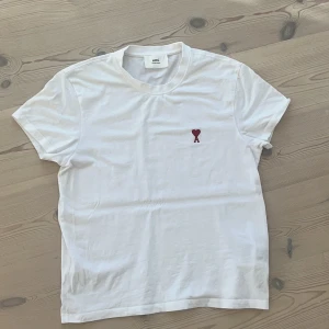 Ami Paris T-shirt i Nyskick  - Säljer nu min favorit T-shirt då den blivit för liten för mig. En fantastiskt skön och stilren T-shirt som passar till allt. Hör av er vid frågor😊