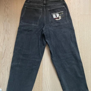 DIME djco denim jeans black  - Jag köpte byxorna på Junkyard skate shop på Norrlandsgatan för ungefär 1600kr. Jag har nu ångrat mig för tycker inte byxorna passar min stil och så va dom igentligen lite för dyra 
