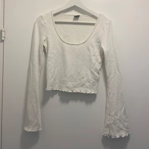 Vit långärmad tröja  - Säljer denna snygga långärmade tröjan