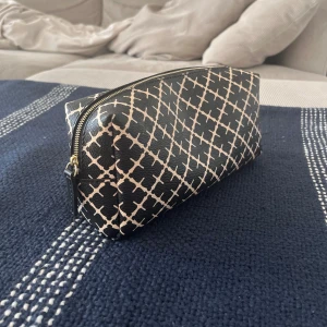 By Malene Birger Necessär - Säljer denna superfina necessären från By malene Birger. Köpt på Nelly för ca 800kr. Inga skador eller liknande. PRIS KAN DISKUTERAS VID SNABB AFFÄR