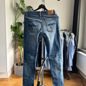 Nudie Jeans - Nudie jeans slim fit (okänd modell) i riktigt bra skick förutom mindre lagningi skrevet (bild 3). Nypris runt 1400kr.