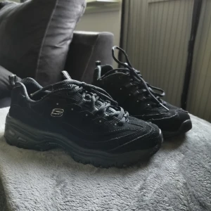 Sketchers D'lites strl 37 - Supersköna skor med skummsulor, sulorna är knappt använda eftersom jag hade i andra sulor. Storlek 37