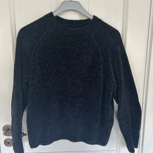 Stickad tröja  - Säljer denna svarta stickad tröjan från Kappahl i storlek S. Säljer då den inte kommer till användning.  Bara att skriva om ni undrar något eller för fler bilder🥰