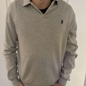 Ralph Lauren tröja - Ralph Lauren tröja till försäljning. Nypris 1600, vårt pris är 499kr, vid snabb affär kan pris diskuteras. Skicket är 10/10, knappt använd.