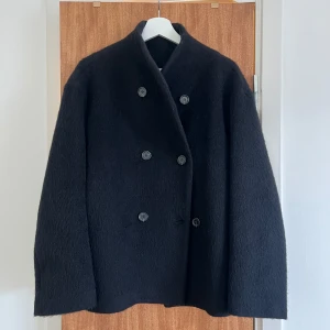 Arket jacka 38 - Superfin arket jacka i storlek 38, nyskick då den endast är använd fåtal gånger. Köpt för 2290kr❣️ Modellen är helt slutsåld i alla storlekar.  