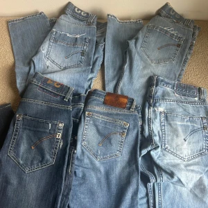 Dondup jeans bulk - Säljer nu 5 par dondup jeans 4 par storlek 31-30 paret med brun lapp storlek 28 vid ytterligare frågor eller funderingar är det bara att skriva ✍️ 