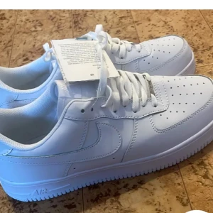Nike Airforce  - Väldigt bra skick airforces säljer pga använder aldrig dom. Lite smutsiga för att jag använde dom i regnet. Skriv om ni vill ha bättre bilder eller ngt annat. 