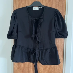 Knytblus stl M - Jättefin knytblus i slt M. I nyskick då den endast är använd 1 gång. ❤️