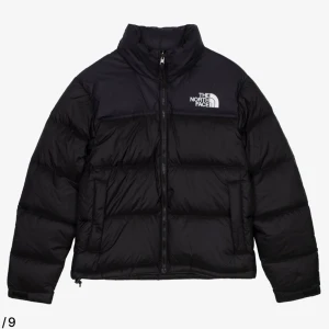 The north face puffer jacket - Säljer en north fave puffer jacket som är i nyskick och ändast andvänd ett fåltal gånger! Skriv vid frågor🤗