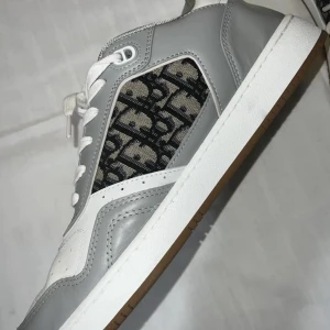 Christian Dior b27 low-top sneakers - STEAL!!! Säljer dessa sjuka pjucks då jag rensar garderoben och inte använder de. De är i storlek 42 och är använda ca 10 gånger. Köpte de för cirka ett halvår sen. Skick 9/10. Bara seriösa köpare hör av er!