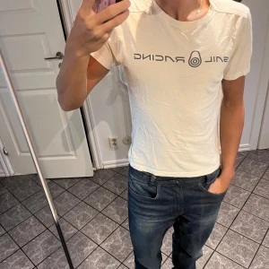 Sail racing tröja - Säljer min Sail racing tröja eftersom den inte kommer till användning. Den är i mycket bra skick bara att färgen inte är kritvit längre. Den är i storlek 160 men passar även mig som vanligtvis har storlek S. Kom gärna med prisförslag!!