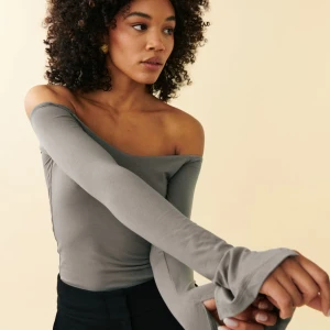 Grå off-shoulder topp Gina - Grå off- shoulder topp från Gina. 