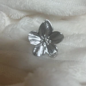 Jättefin blomring  - Jättefin blomring! Vet tyvärr inte vart den är ifrån, men den var iallafall dyr:) säljer pågrund av jag gillar inte silver längre