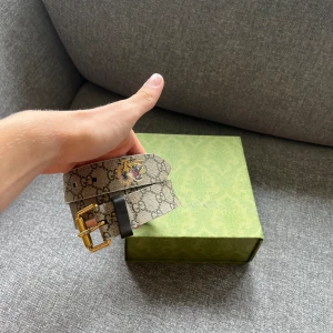 Gucci Bälte - Säljer ett skönt Gucci bälte, box & dustbag tillkommer. 120cm långt, passar de absolut flesta då det finns en mängd hål. 