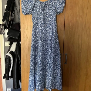 Fin lång klänning  - Aldrig använd  Xs 