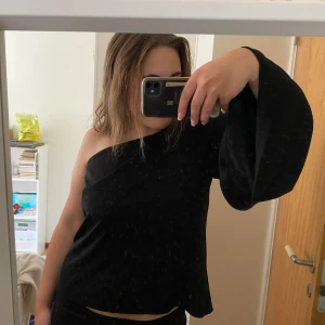 One shoulder fest topp✨🖤 - Jätte skönt material och jätte cool, kommer tyvärr bara inte till användning