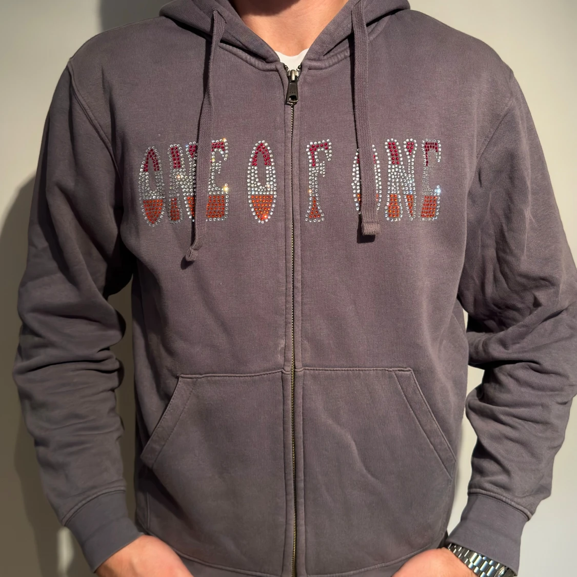 Grå hoodie med dragkedja från One of One