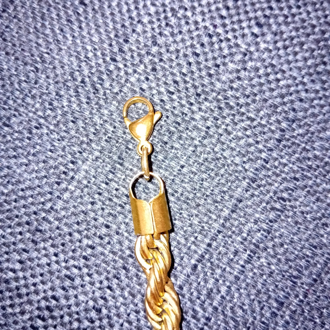 Guldfärgat halsband med tvinnad design - 91