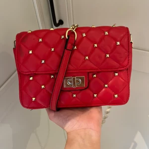 Valentino liknande väska - Säljer då den inte kommer till användning. Köpt här på Plick och den tidigare användaren har repat den lite (se bild 2). 
