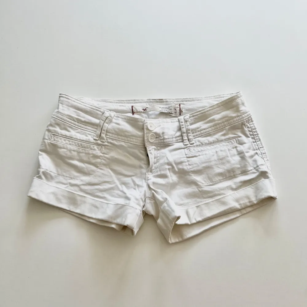 Vita Hollister shorts. Midjemått: 80 cm, 40 cm rakt över 💖. Shorts.