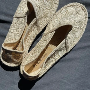 Beige spetsiga ballerinaskor - Säljer ett par eleganta beige ballerinaskor från VOK Shoes. De har en vacker spetsdesign som ger en romantisk touch. Perfekta för sommarens alla tillfällen!