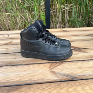 Black Air Force 1s - Snygga Air Force 1s high tops. Använda några gånger men har blivit för små. De sitter som 40 men de hade också passat någon som har storlek 38-39. Tyvärr har jag inte lådan till dem. Om ni vill ha fler bilder eller har några frågor så skriv privat.