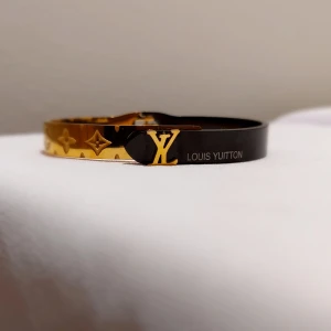 Lv armband - Säljer detta lv armband i svart och guld🫶🏼