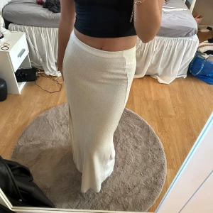 Beige stickad kjol - Beige stickad kjol med slits, aldrig använd!