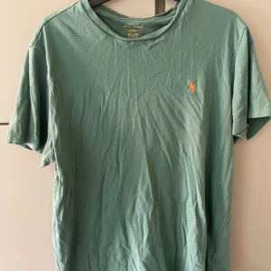 Ralph Louren t shirt - Säljer en grön ralph louren t shirt. Stl M