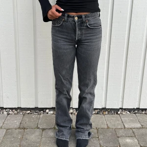 Jeans, ZARA - Hej!🐆 Säljer dessa populära mid waist jeansen från ZARA. Strl 32. Jag på bilden är ungefär 157cm. 