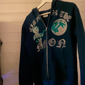 Aim for the moon hoodie - Säljer min rinestone hoodie från aim for the moon. Snygg och välbevarad och väldigt bra material och skönt material.