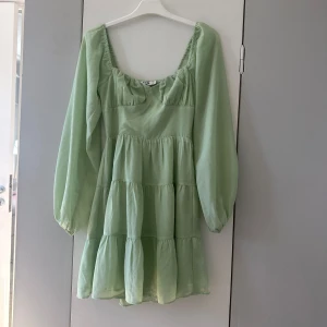 Superfin  klänning - Fin klänning som endast är använd 2 gånger så fint skick!