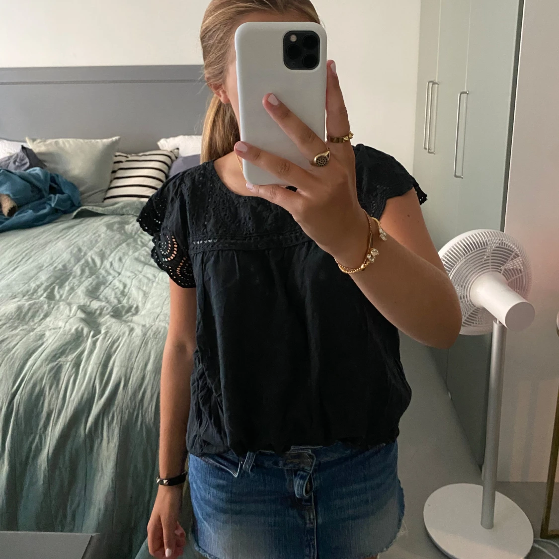 Svart blus med broderingar