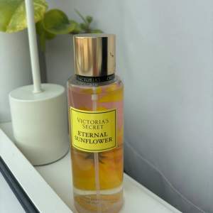 Victoria Secret eternal sunflower body mist som endast är testad, köpt för 300kr och säljs för 200kr💛