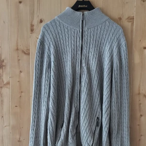 Grå stickad kofta från Crocker - Säljer en snygg grå stickad kofta från Crocker i storlek L. endast upphämtning i Malmö. vid intresse smsa 0735865563 eller mejla billigafynd.lilja@gmail.com