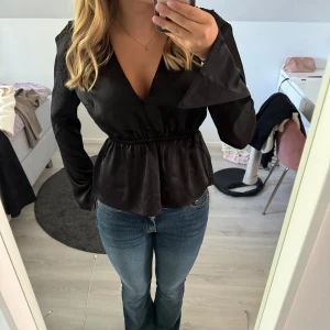 Blus - Blus ifrån Gina Tricot i storlek xs. 