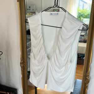 Vit topp - Vit, veckad topp från zara, sparsamt använd. 