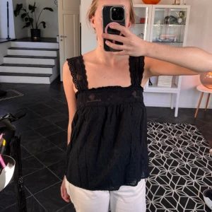 & Other Stories linne - Linne/topp från & Other Stories med spetsdetaljer! Linnet är i storlek 38 men skulle säga att det sitter som en 36 då det är aningen tajtare över bysten🙂
