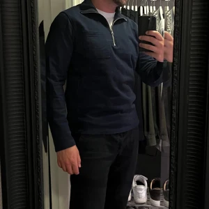 Sweatshirt mörkblå - Mörkblå sweatshirt, sparsamt använd Storlek: S 